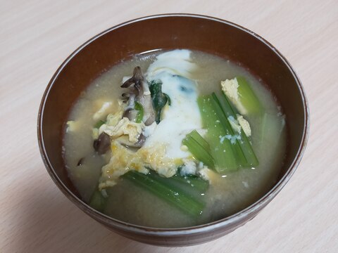 小松菜とまいたけと卵のお味噌汁